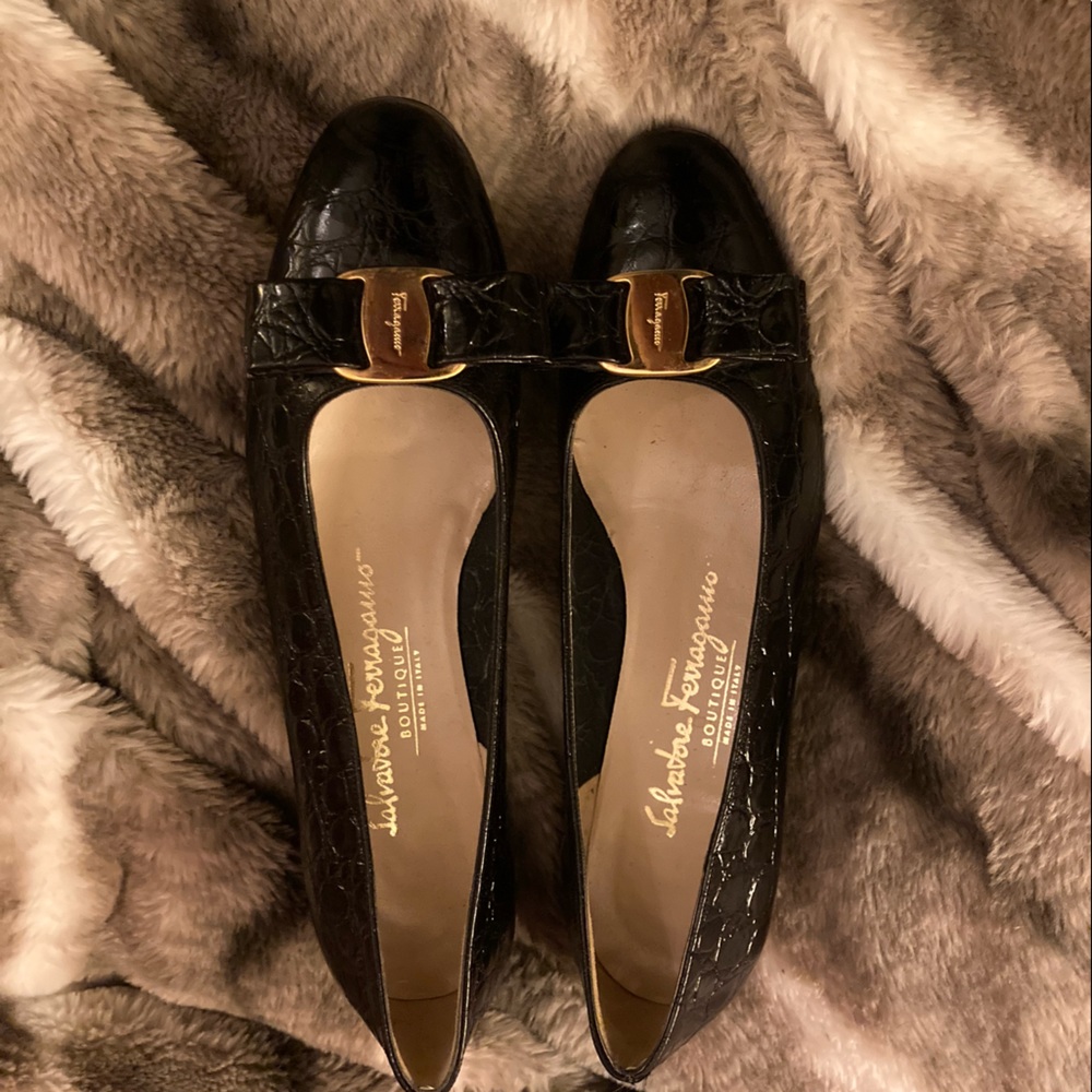 SALVATORE FERRAGAMO Black Crocodile Leather Vara Bow Italy Size 7.5 AA